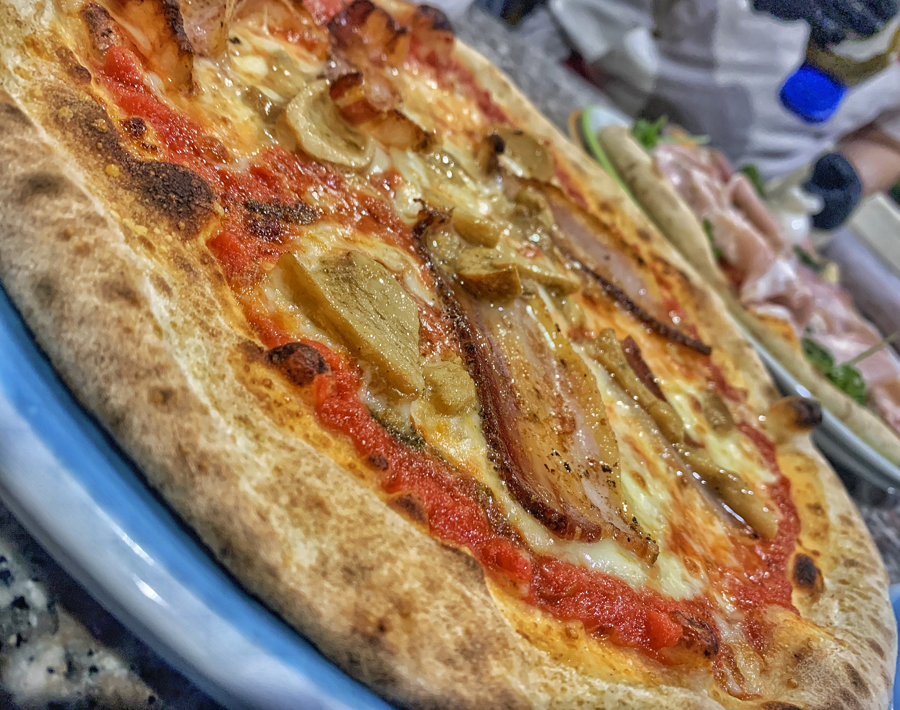Pizza con pomodoro, mozzarella, porcini, pancetta e grana al Dopolavoro 1923