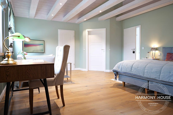 Gemütliches und stilvolles Zimmer Harmony mit Kingssize Bett, Arbeitsbereich und Sessel