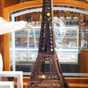 La Torre Eiffel de París, una gran Mona de Pascua