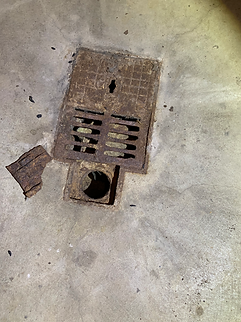 Defekter Kanaldeckel. Abwasser. Rattenbefall möglich. Avispa Schädlingsbekämpfung
