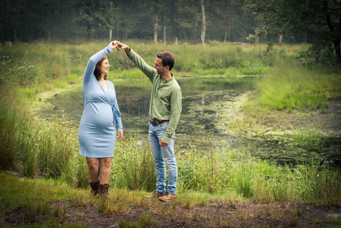 zwangerschapsfotoshoot door fotograaf uit Putte bij Mechelen die fotografeert in de ruime regio van Putte, Lier, Mechelen, Heist op den berg en Tremelo. 