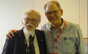 Albert N. Thiele e Richard H. Small, criadores dos parâmetros Thiele-Small de alto-falantes, abraçados.