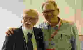 Albert N. Thiele e Richard H. Small, criadores dos parâmetros Thiele-Small de alto-falantes, abraçados.