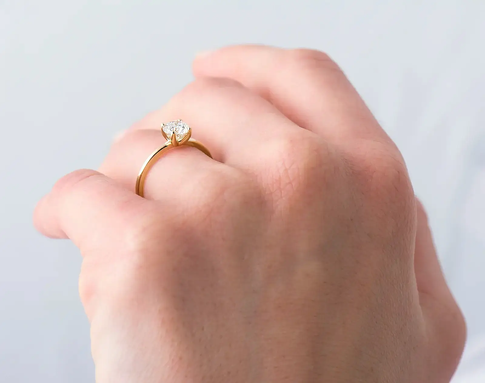 Anillo de compromiso visto de perfil