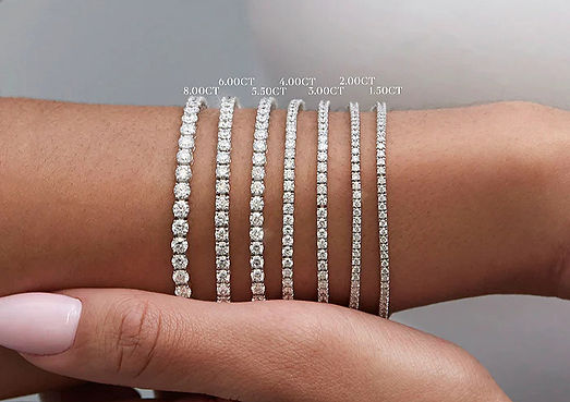 Diferentes tamaños de pulseras con diamantes