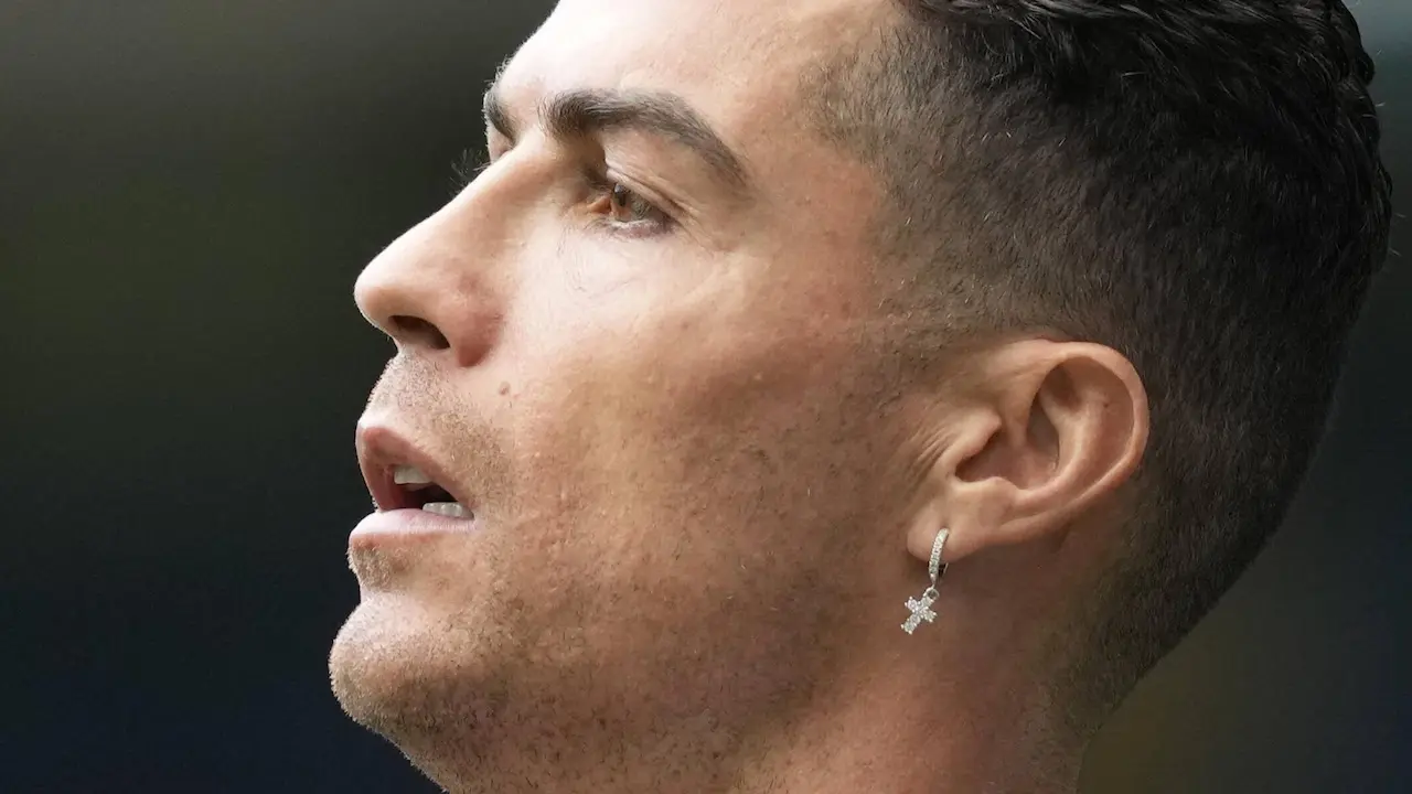 Cristiano Ronaldo pendiente diamante hombre 