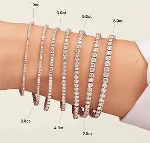 pulseras riviere en varios tamaños puestos en el brazo de una mujer