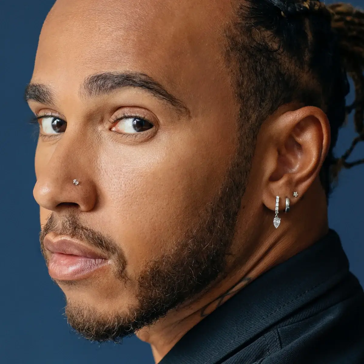 Lewis. Hamilton pendientes diamantes hombre