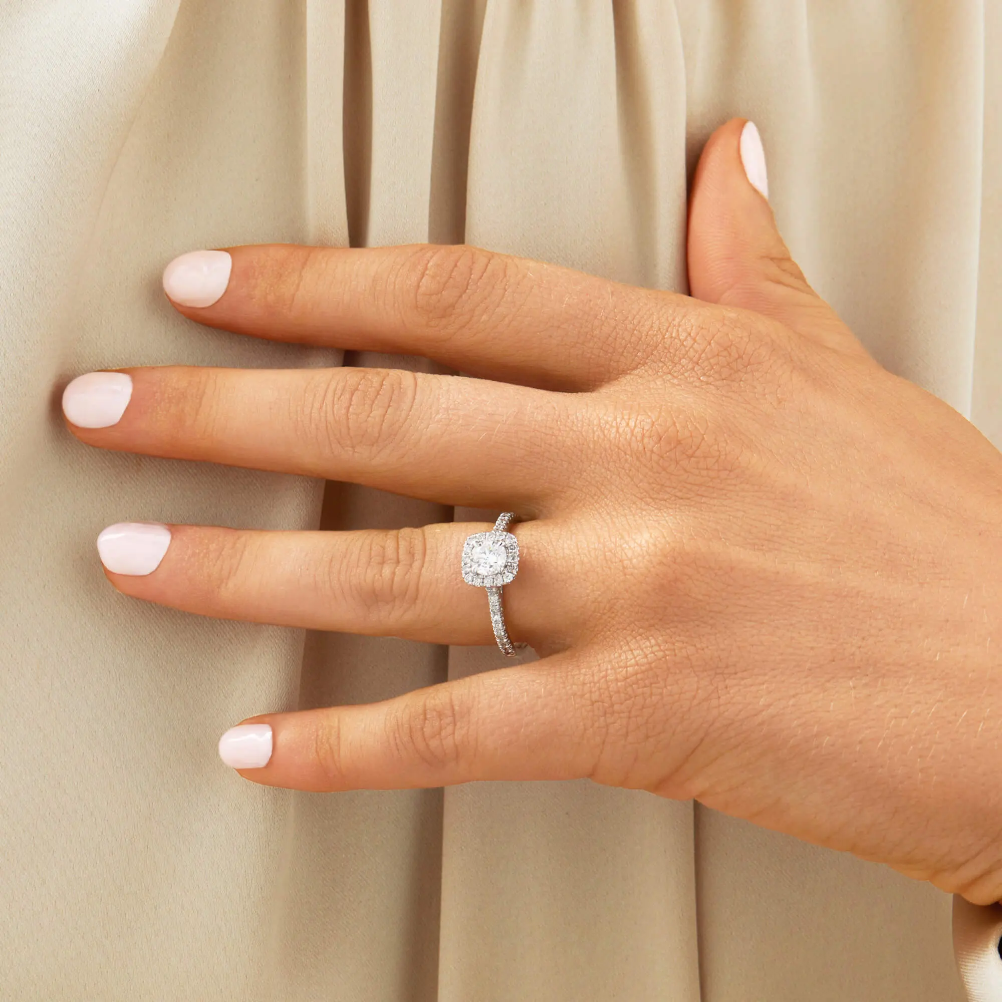 Anillo de compromiso estilo vintage diamantes en mano de mujer