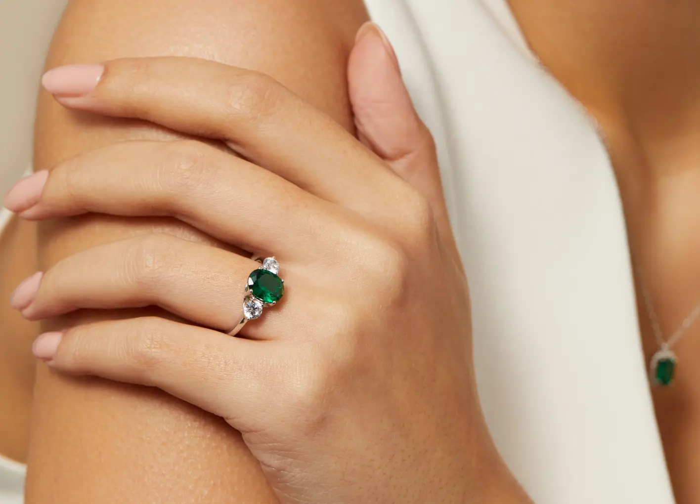 Anillo con esmeralda y diamantes laterales