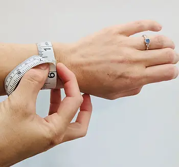 midiendo la muñeca para una pulsera riviere