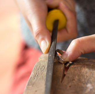 limando un anillo de oro