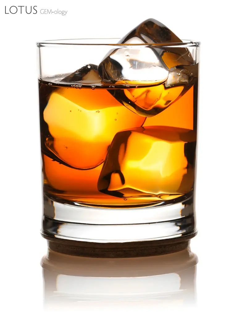 Vaso de whisky con hielo
