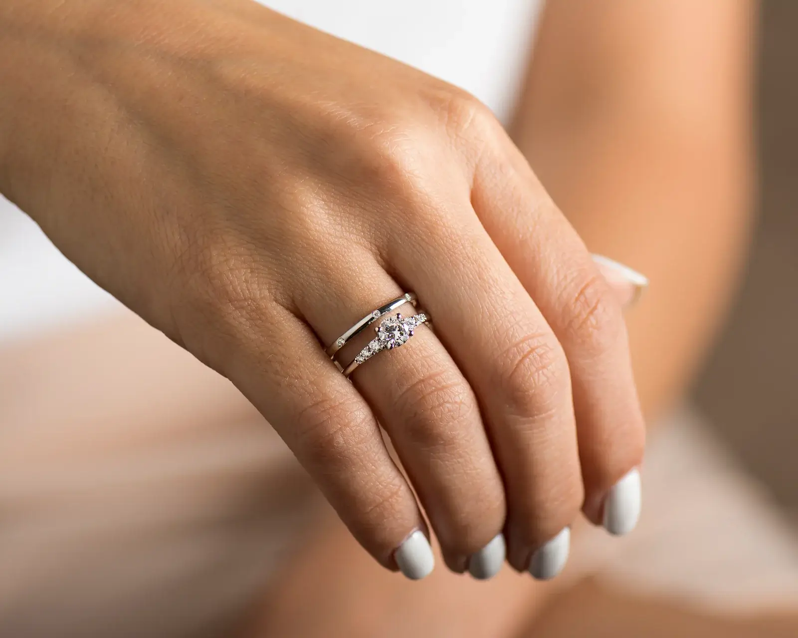 Anillo de compromiso solitario pavé y alianza