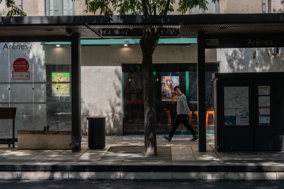 Direct eye contact with passer by in nimes