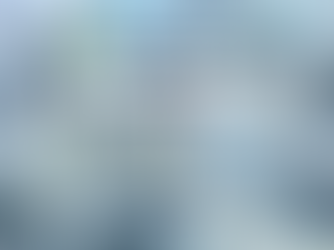 イベントで多数の女性がテーブルを囲み、プレゼンを聞いている。テキストは「自分の本当の価値観からキャリアを選びなおす」。