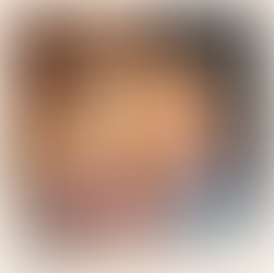 Primo piano di una mano con unghie con nail art minimalista in rosa e glitter, realizzate presso Ardor Nail & Spa Studio a Lucca.