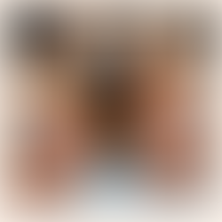 Primo piano di una mano con unghie arancioni brillanti e decorazioni glitterate a stella, realizzate presso Ardor Nail & Spa Studio a Lucca.