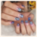 Nail art con sfumature blu e viola, decorata con dettagli floreali e pietre preziose, realizzata presso Ardor Nail & Spa Studio a Lucca.