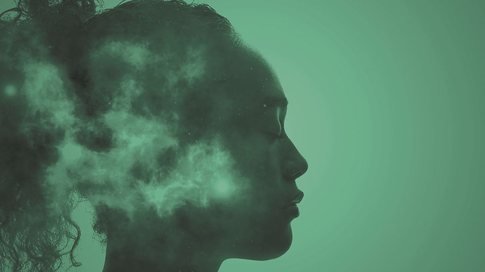 Das Profil einer Frau mit Pferdeschwanz, deren Kopf im grünen Nebel liegt. Der Bildhintergrund ist ebenfalls grün