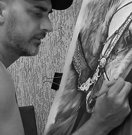 Um homem pintando um cavalo em uma tela.