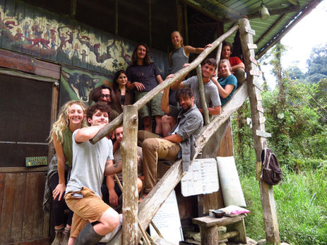 Groupe de volontaires en Amazonie équatorienne.