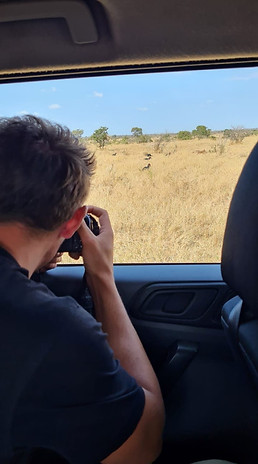 Matteo, un ancien volontaire, en pleine séance photo dans leparc Kruger