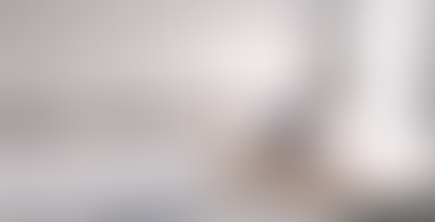 Cuisine collective moderne et entièrement équipée avec îlot central et plans de travail en bois à la résidence La Maison des Salines.