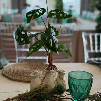 Zastawa oraz dekoracje stołowe z motywem roślinnym w Gościńcu w Czuszowie