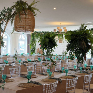 Sala bankietowa przystrojona w wiosennym stylu w Gościńcu w Czuszowie