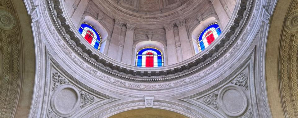Kupole památníku hrdinů s vitrážemi v národních barvách odkazujících na velkou francouzskou revoluci