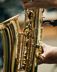 Person spielt Saxophon
