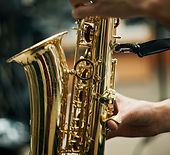 Pessoa que joga o saxofone