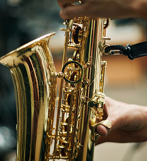 Jouer du saxophone doré