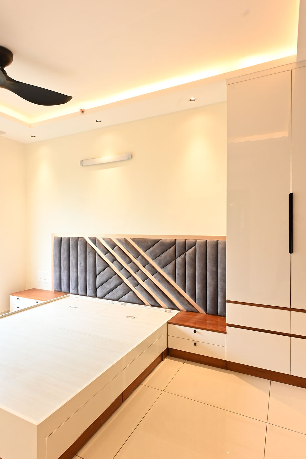 Modern bedroom with geometric headboard, by Curves & Edges