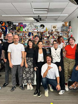 A Heineken confirmou a renovação do patrocínio ao "Tiny Desk Brasil", garantindo a continuidade de uma das iniciativas musicais mais relevantes do ambiente digital brasileiro nos últimos anos. A parceria reforça o posicionamento da marca dentro do território cultural e amplia sua atuação em projetos que valorizam experiências musicais intimistas e focadas na performance ao vivo.