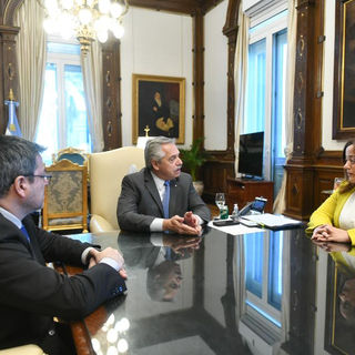 Una reunión para seguir  consolidando el proceso democrático