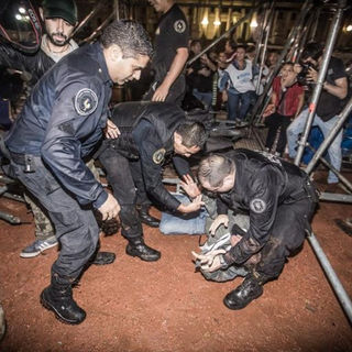 Con la represión como estandarte