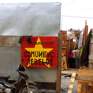 Los porfiados de la comunidad rebelde