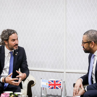 Cafiero se reunió con su par británico y propone reiniciar discusión sobre las Malvinas