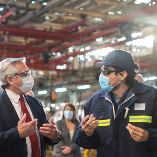 El Presidente visitó la automotriz Stellantis, que sumó un segundo turno de producción de vehículos