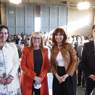 Cristina inauguró una zona franca y reivindicó la defensa del patrimonio nacional