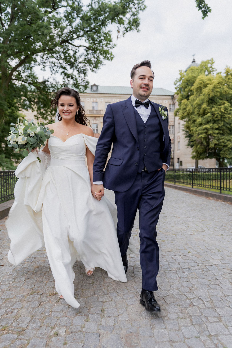 DWA APARATY, fotograf ślubny, fotografia ślubna, reportaż ślubny, zdjęcia ślubne, sesja ślubna, ślub w plenerze, ślub pod namiotem, wesele w stodole, industrialny ślub, nowoczesny ślub, elegancki ślub, rustykalny ślub, zdjęcia z wesela, przygotowania ślubne, ceremonia ślubna, emocje na ślubie, fotograf Poznań, Wrocław, ślub bez pozowania, sesja plenerowa, duet foto-video, film ślubny, klimatyczne zdjęcia, ślub na luzie, emocjonujący film ślubny, wzruszające zdjęcia