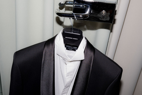 Czarny smoking Giacono Conti z białą koszulą