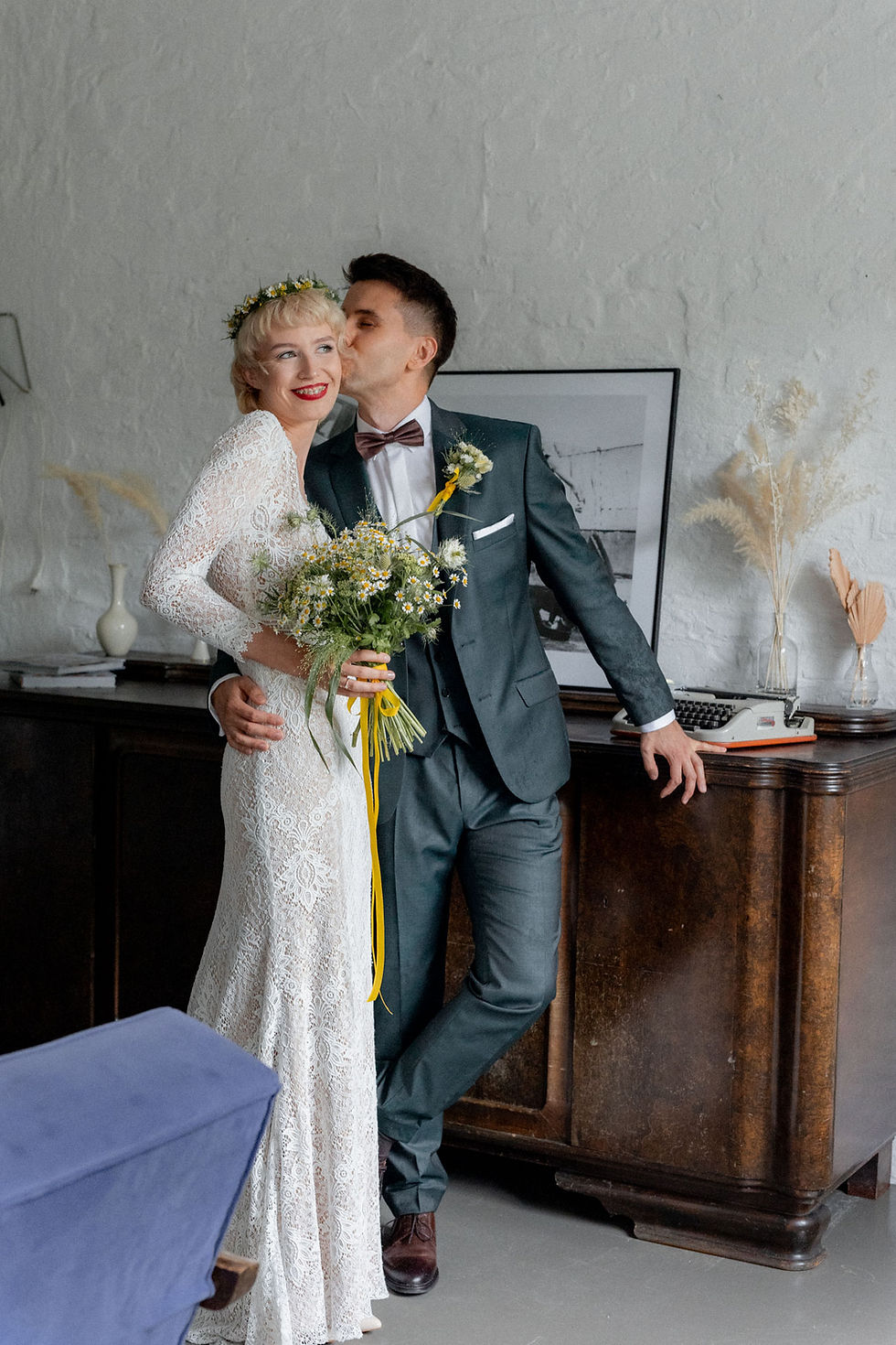 DWA APARATY, fotograf ślubny, fotografia ślubna, reportaż ślubny, zdjęcia ślubne, sesja ślubna, ślub w plenerze, ślub pod namiotem, wesele w stodole, industrialny ślub, nowoczesny ślub, elegancki ślub, rustykalny ślub, zdjęcia z wesela, przygotowania ślubne, ceremonia ślubna, emocje na ślubie, fotograf Poznań, Wrocław, ślub bez pozowania, sesja plenerowa, duet foto-video, film ślubny, klimatyczne zdjęcia, ślub na luzie, emocjonujący film ślubny, wzruszające zdjęcia