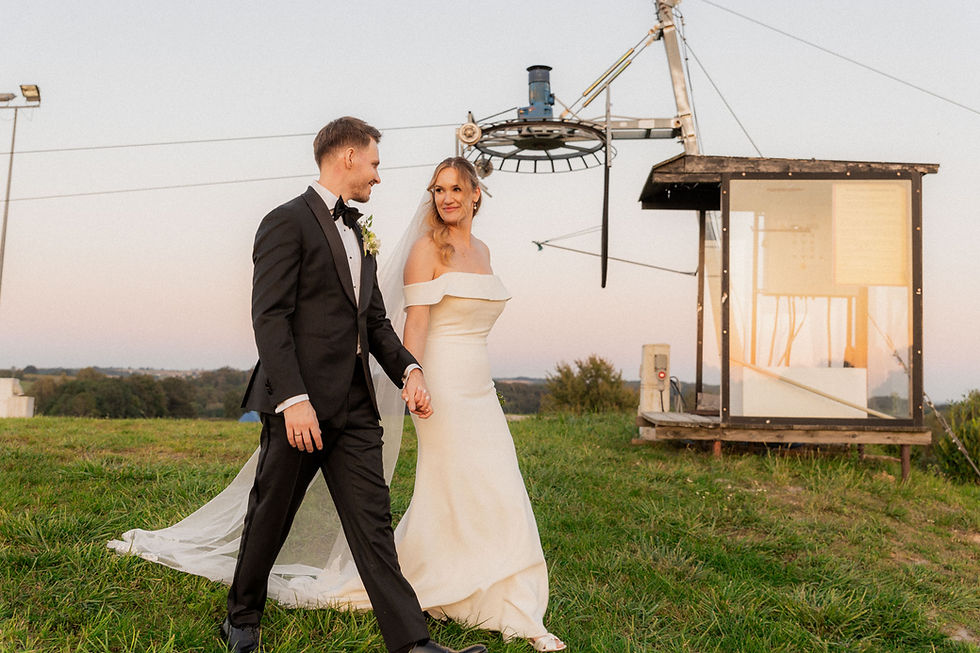 DWA APARATY, fotograf ślubny, fotografia ślubna, reportaż ślubny, zdjęcia ślubne, sesja ślubna, ślub w plenerze, ślub pod namiotem, wesele w stodole, industrialny ślub, nowoczesny ślub, elegancki ślub, rustykalny ślub, zdjęcia z wesela, przygotowania ślubne, ceremonia ślubna, emocje na ślubie, fotograf Poznań, Wrocław, ślub bez pozowania, sesja plenerowa, duet foto-video, film ślubny, klimatyczne zdjęcia, ślub na luzie, emocjonujący film ślubny, wzruszające zdjęcia