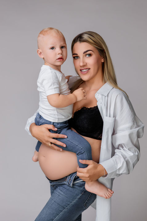DWA APARATY fotograf ciążowy Leszno, sesja ciążowa Leszno, fotografia ciążowa Leszno, zdjęcia brzuszkowe Wielkopolska, sesja dla ciężarnej Leszno, sesja w studio Leszno, sesja ciążowa plener Leszno, kobieca sesja ciążowa Leszno