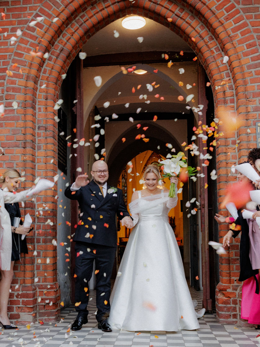 DWA APARATY, fotograf ślubny, fotografia ślubna, reportaż ślubny, zdjęcia ślubne, sesja ślubna, ślub w plenerze, ślub pod namiotem, wesele w stodole, industrialny ślub, nowoczesny ślub, elegancki ślub, rustykalny ślub, zdjęcia z wesela, przygotowania ślubne, ceremonia ślubna, emocje na ślubie, fotograf Poznań, Wrocław, ślub bez pozowania, sesja plenerowa, duet foto-video, film ślubny, klimatyczne zdjęcia, ślub na luzie, emocjonujący film ślubny, wzruszające zdjęcia