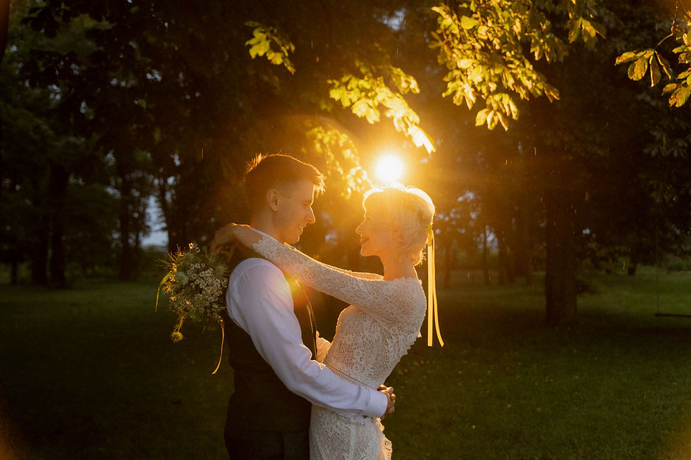 DWA APARATY, fotograf ślubny, fotografia ślubna, reportaż ślubny, zdjęcia ślubne, sesja ślubna, ślub w plenerze, ślub pod namiotem, wesele w stodole, industrialny ślub, nowoczesny ślub, elegancki ślub, rustykalny ślub, zdjęcia z wesela, przygotowania ślubne, ceremonia ślubna, emocje na ślubie, fotograf Poznań, Wrocław, ślub bez pozowania, sesja plenerowa, duet foto-video, film ślubny, klimatyczne zdjęcia, ślub na luzie, emocjonujący film ślubny, wzruszające zdjęcia
