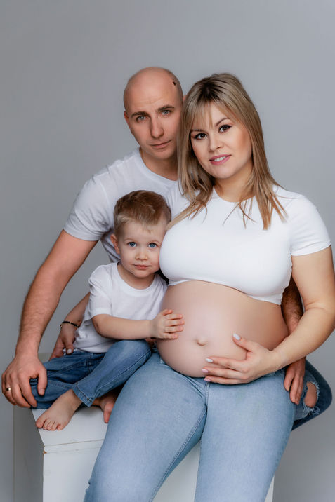 DWA APARATY fotograf ciążowy Leszno, sesja ciążowa Leszno, fotografia ciążowa Leszno, zdjęcia brzuszkowe Wielkopolska, sesja dla ciężarnej Leszno, sesja w studio Leszno, sesja ciążowa plener Leszno, kobieca sesja ciążowa Leszno